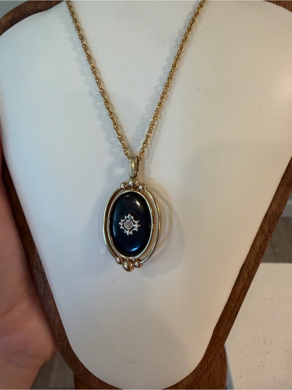 Avon Victorian onyx necklace on gold Korea chain